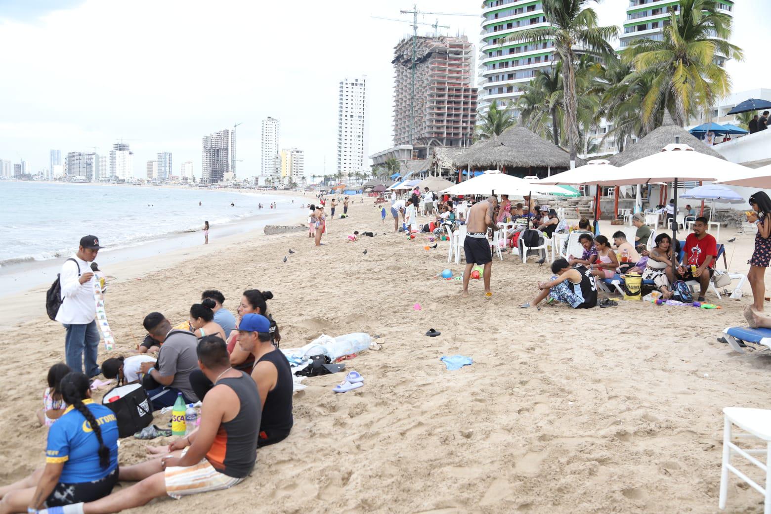 $!Bañistas aprovechan el día nublado para pasar un momento en las playas de Mazatlán