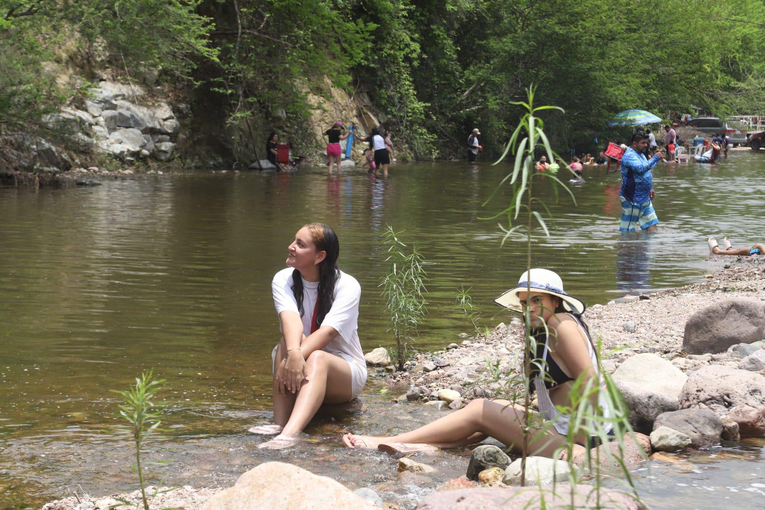 $!Huyen mazatlecos del calor y disfrutan del día en El Magistral y el Presidio