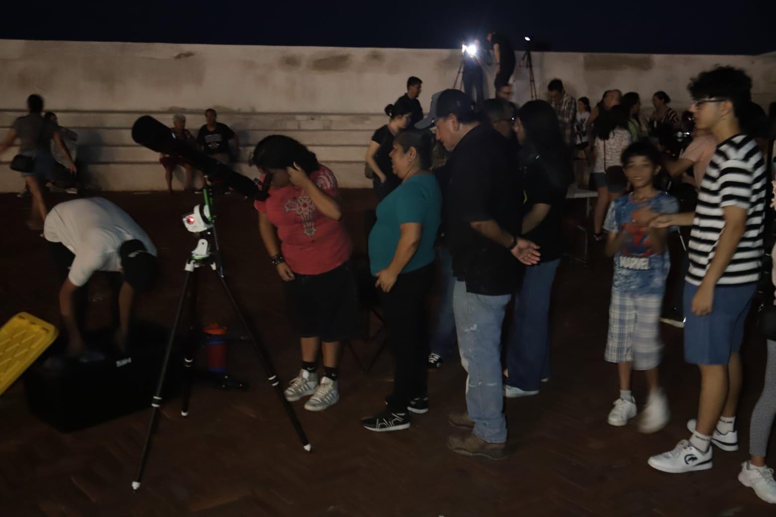 $!Cerca de 400 personas se suman a la Noche Internacional de Observación de la Luna en Mazatlán