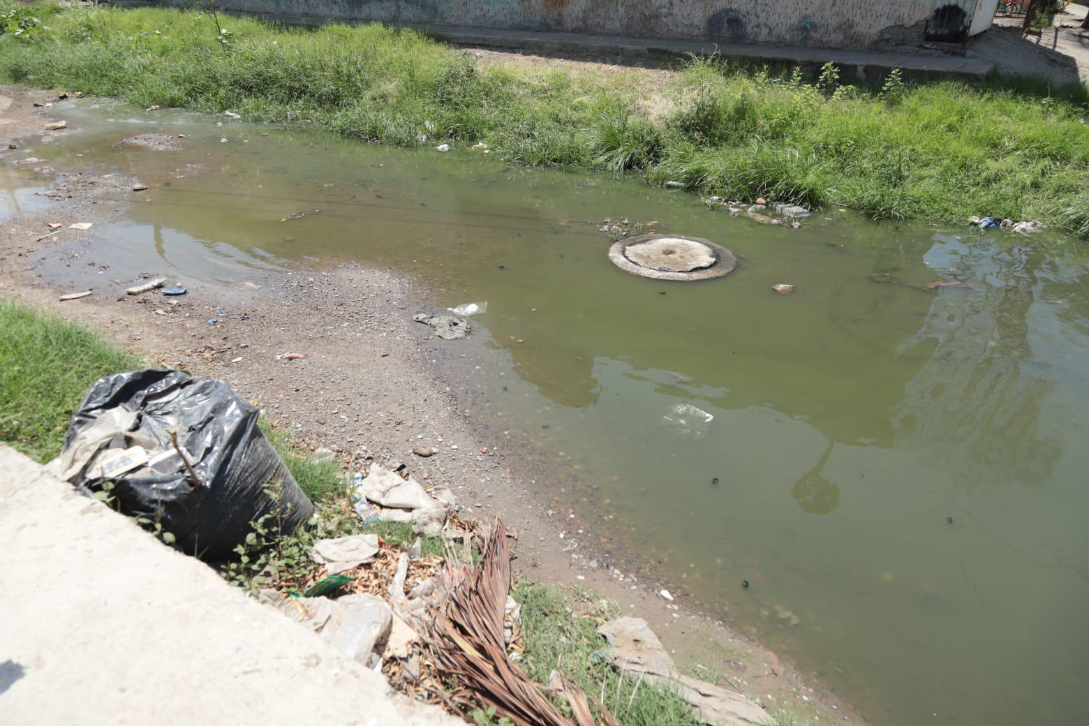 $!Viven vecinos de la colonia Independencia, en Mazatlán, entre grandes charcos de aguas negras