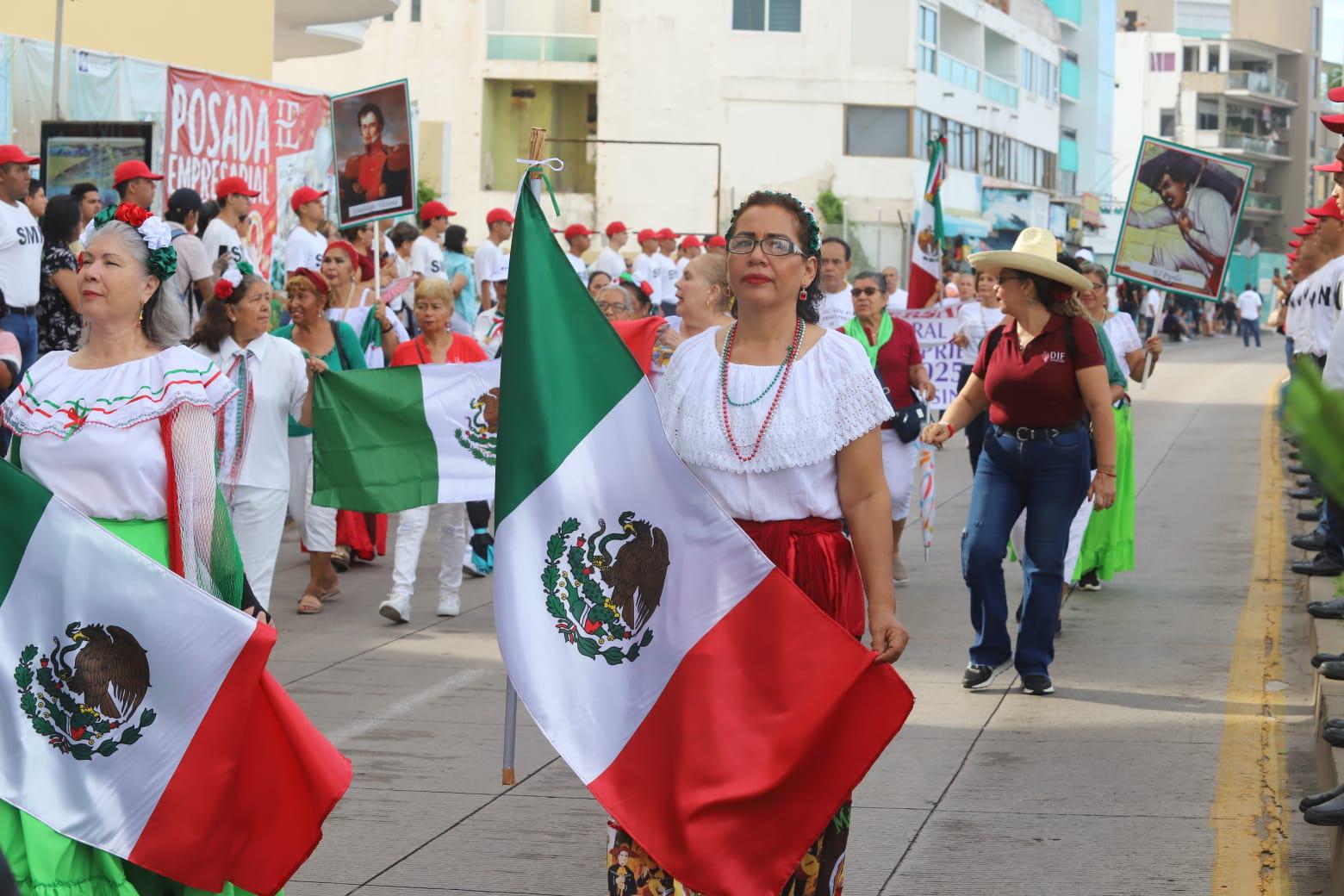 $!Con orgullo patrio y un ambiente festivo celebran desfile por la Independencia de México en Mazatlán