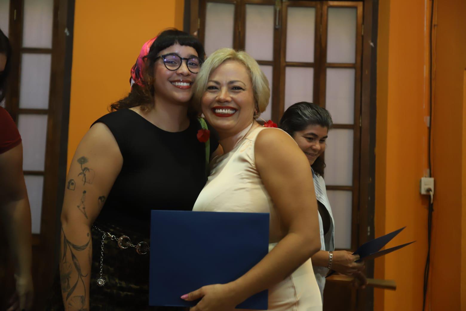 $!La profesora Aurora Acosta Osuna entrega el diploma a María del Rosario Sánchez.