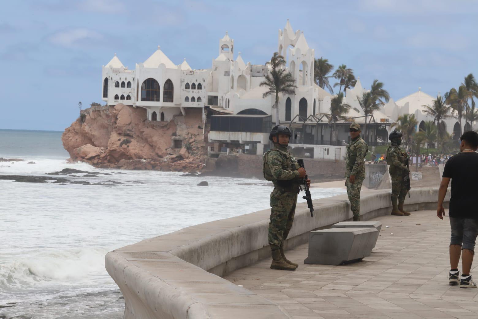 $!Registran playas de Mazatlán fuertes vientos y oleaje máximo de hasta 1.9 metros, pero sin lluvias
