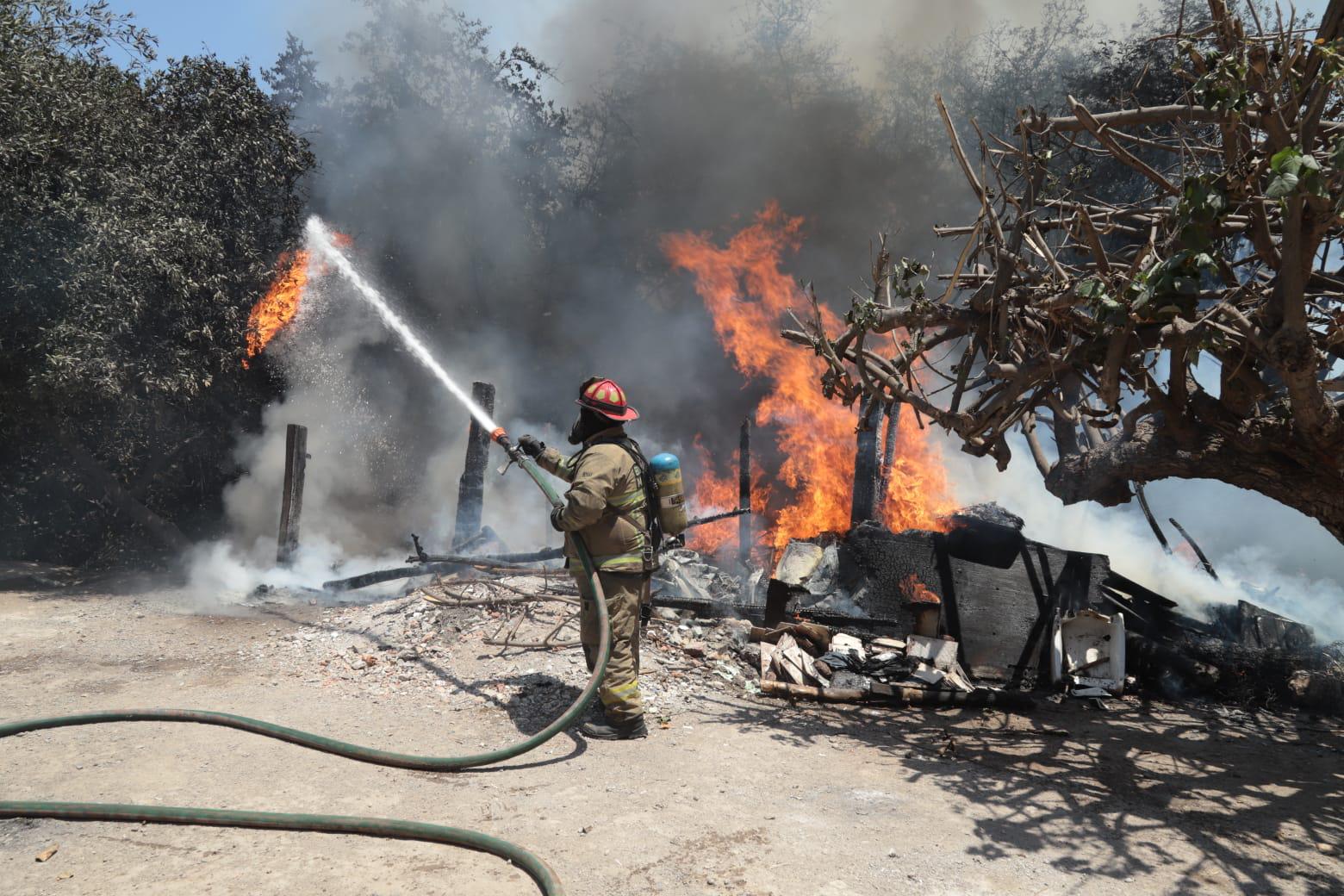 $!Se incendian dos casas de madera y lámina en la colonia Azteca de Mazatlán