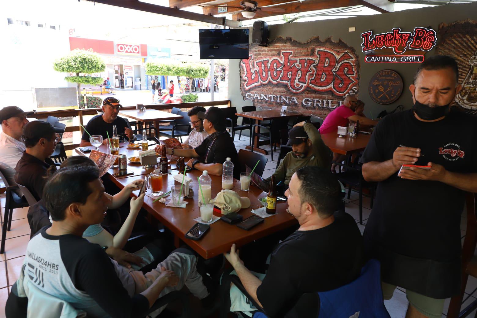 $!Aumenta afluencia en restaurantes por el Día del Padre en Mazatlán