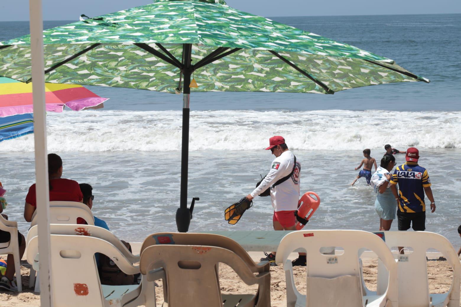 $!Disfrutan centenares de personas de las playas y atractivos de Mazatlán en este Domingo de Ramos
