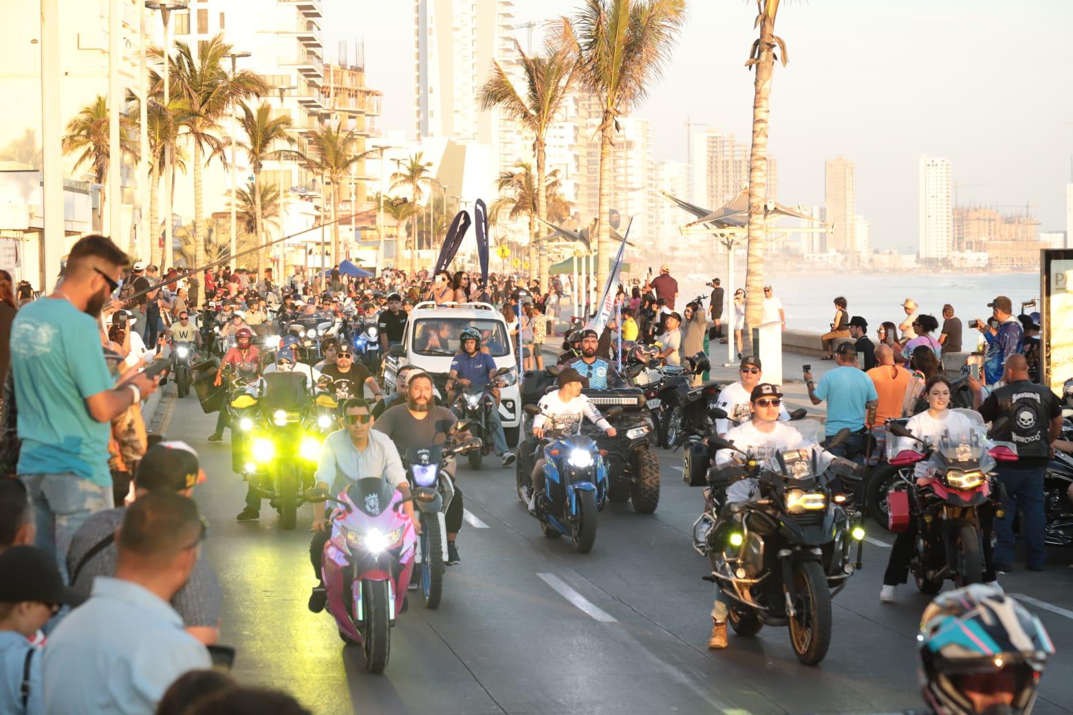 $!Recorren ‘caballos motorizados’ el malecón en el tradicional desfile de la Semana de la Moto