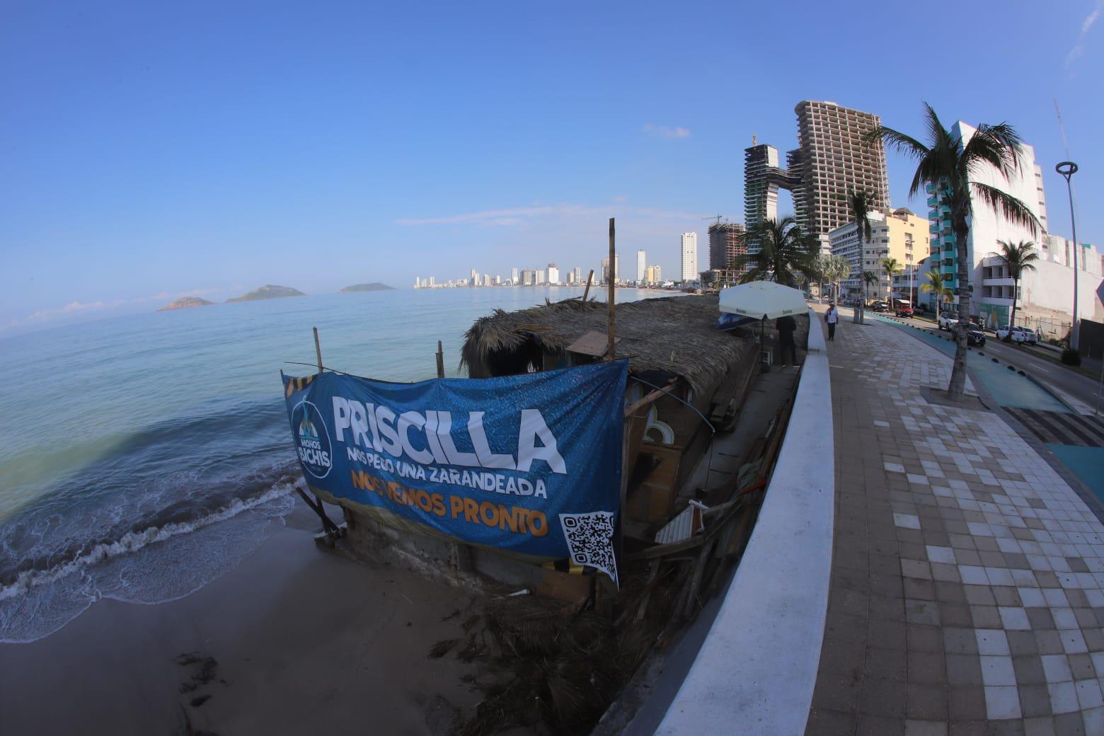 $!Apresuran reapertura de palapas a la orilla de la playa en Mazatlán
