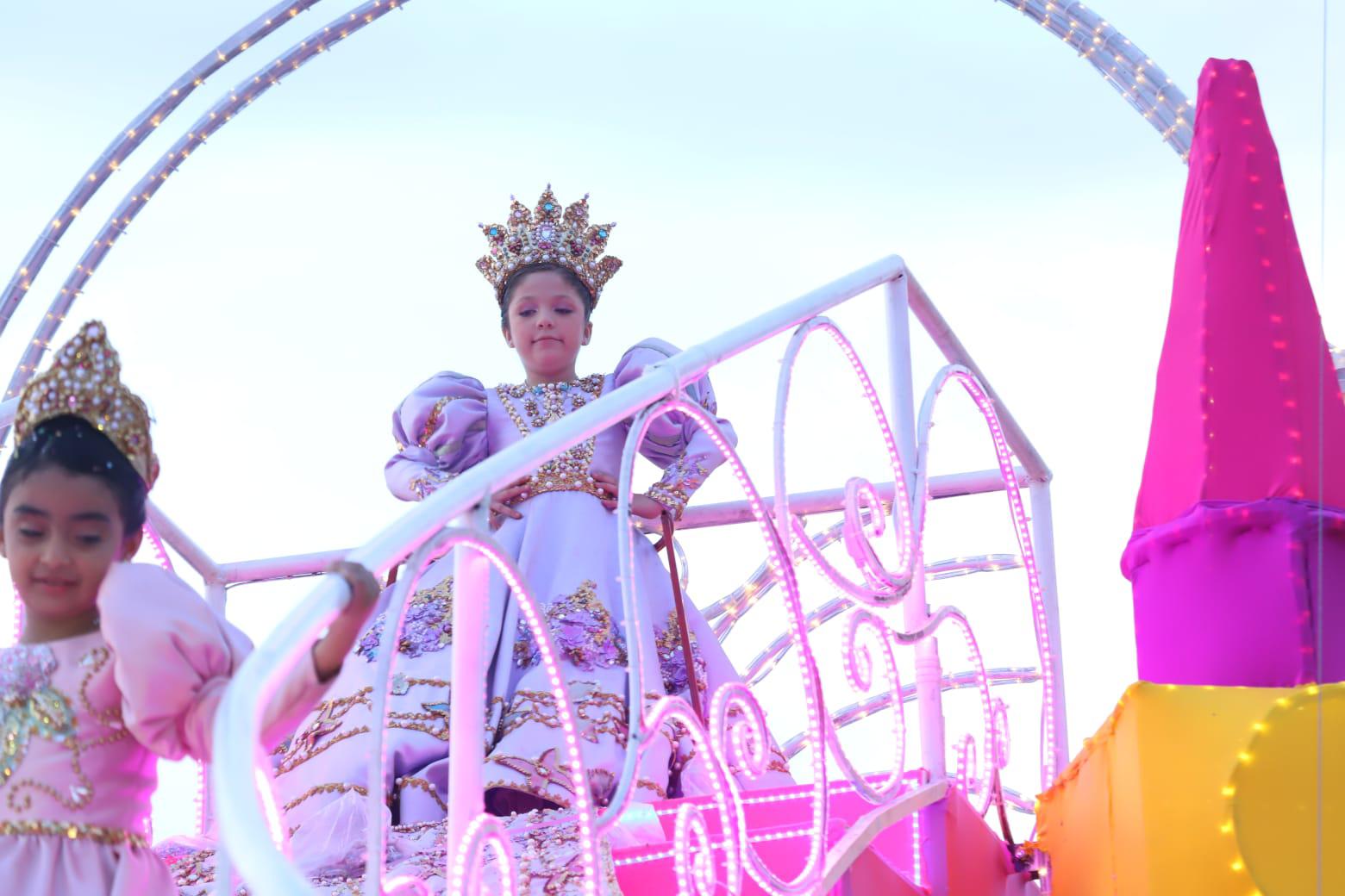 $!Se despide la realeza con emotividad en el segundo y último desfile del Carnaval de Mazatlán 2024