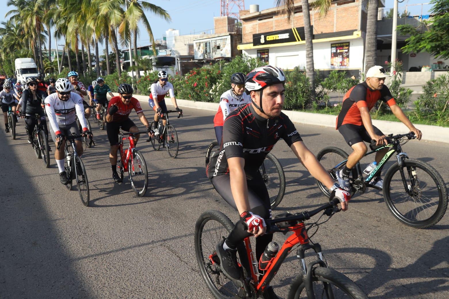 $!Ciclistas se unen a los festejos de San Judas Tadeo con rodada matutina en Mazatlán