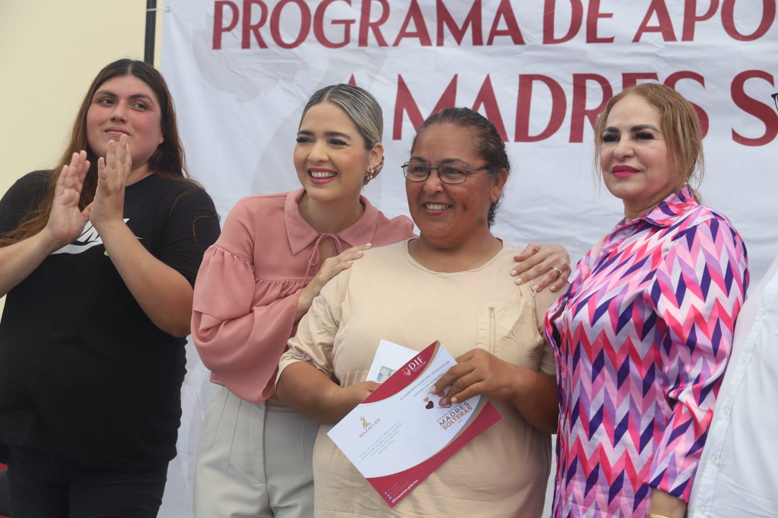 $!Benefician a 200 madres solteras de Mazatlán con apoyos económicos del DIF