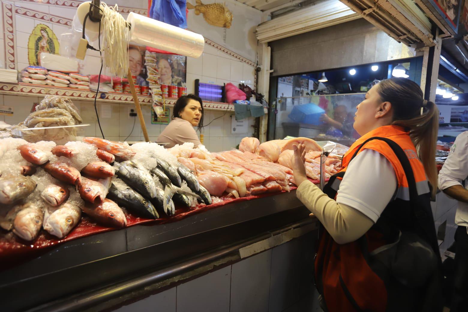 $!Verifica Coepriss que en mercados de Mazatlán vendan pescados y mariscos frescos durante Cuaresma