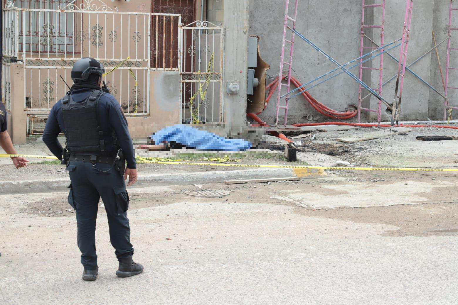 $!Trabajador de la construcción muere electrocutado al mover andamio en obra de Mazatlán