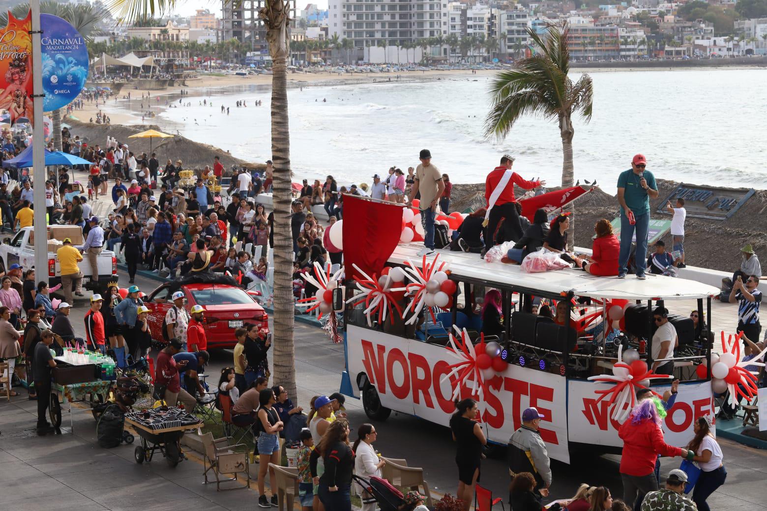 $!Se despide la realeza con emotividad en el segundo y último desfile del Carnaval de Mazatlán 2024