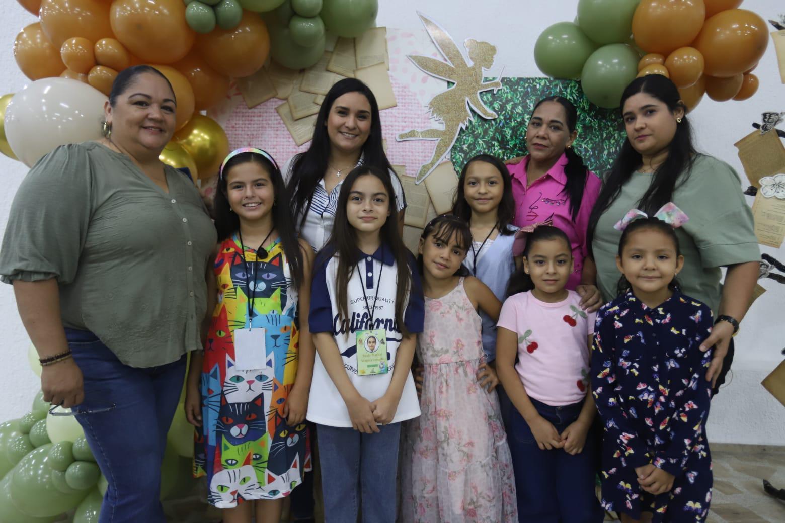 $!Profesoras y alumnas se toman la fotografía del recuerdo.
