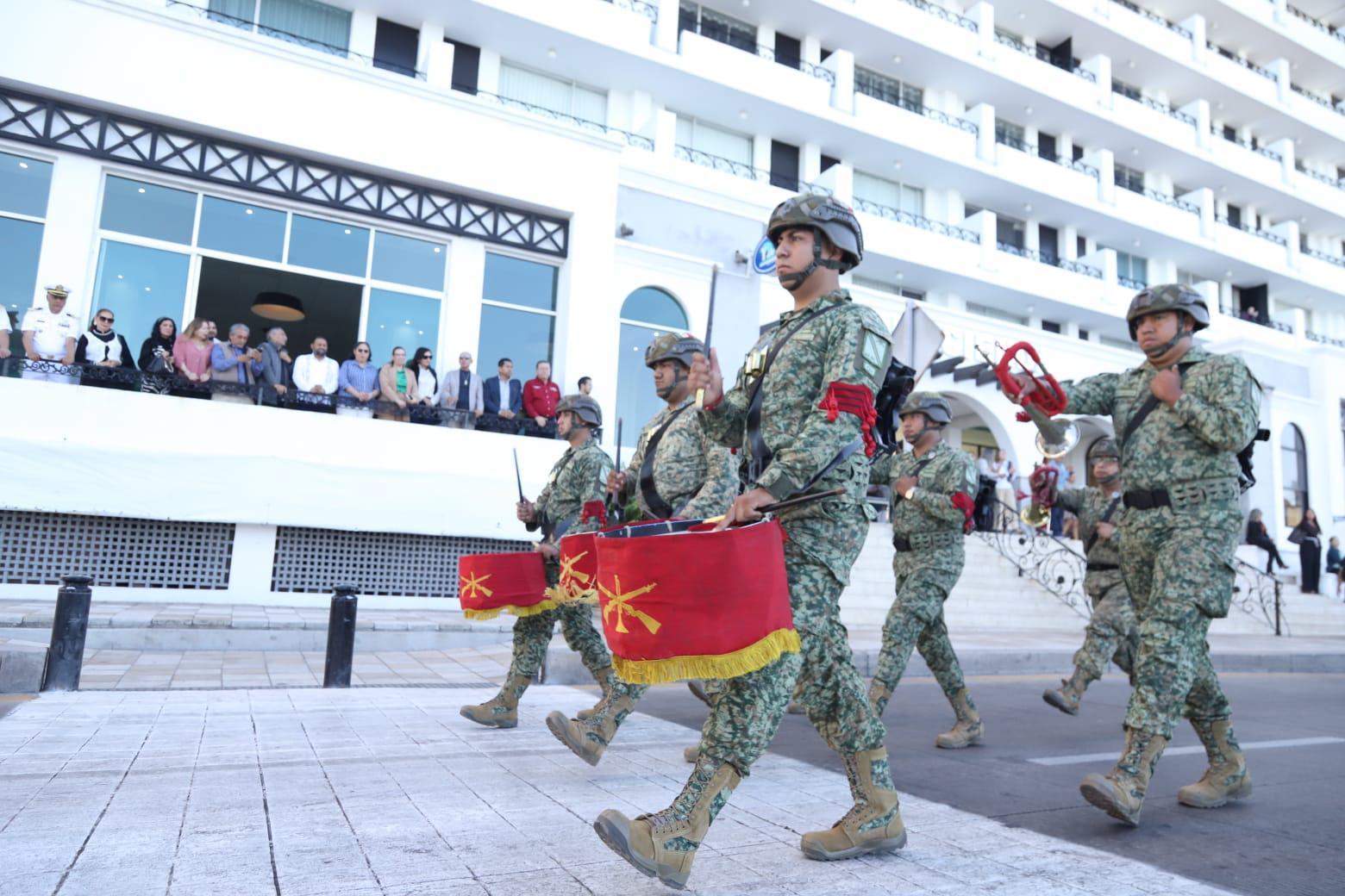 $!Participan más de 600 alumnos en el desfile conmemorativo del Día de la Bandera en Mazatlán