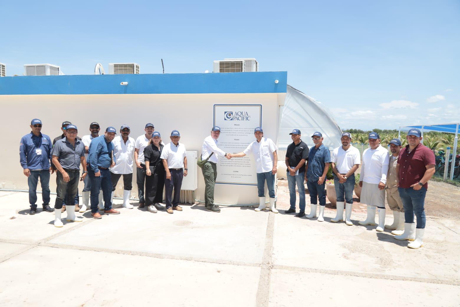 $!Recorre titular de Conapesca granjas acuícolas y laboratorios del sur de Sinaloa