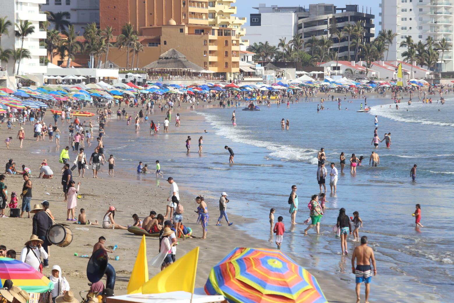 $!Disfrutan miles de personas de las playas de Mazatlán este Sábado de Gloria