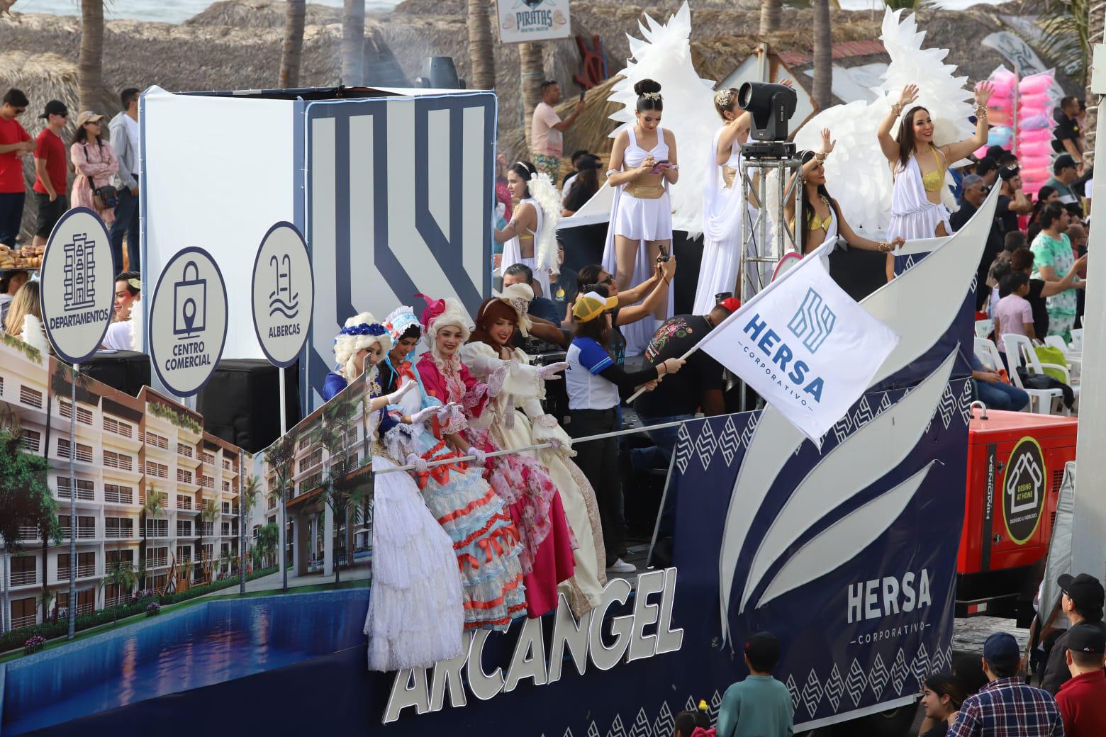 $!Se despide la realeza con emotividad en el segundo y último desfile del Carnaval de Mazatlán 2024