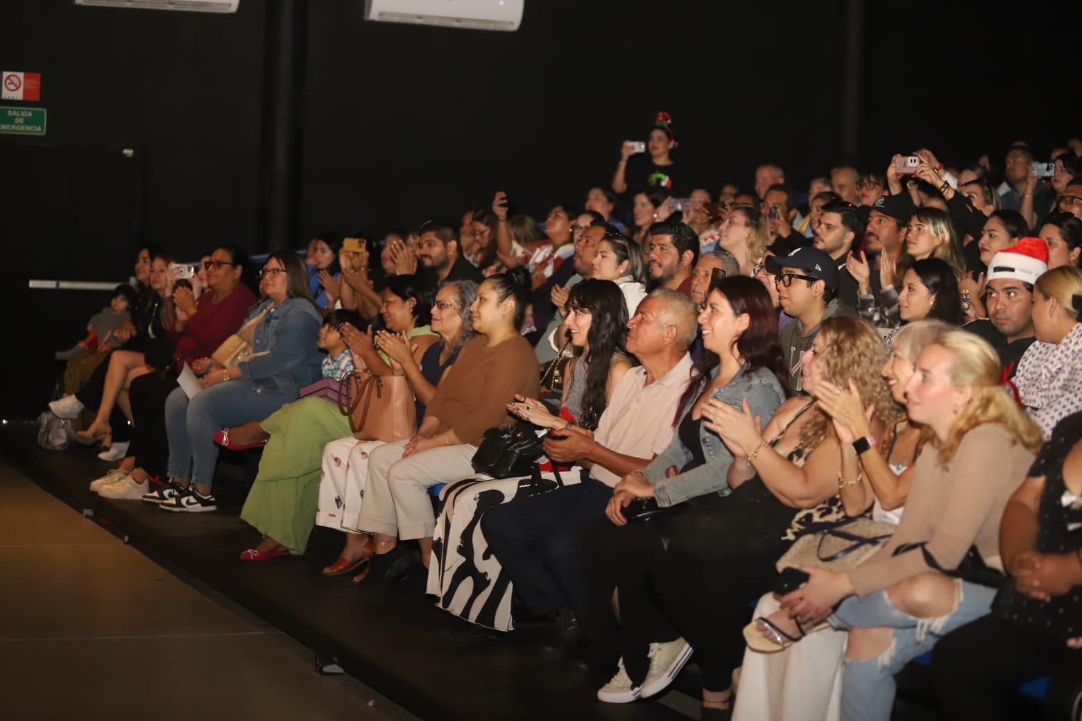 $!Los padres de familia disfrutaron el festival que presentaron sus hijos.