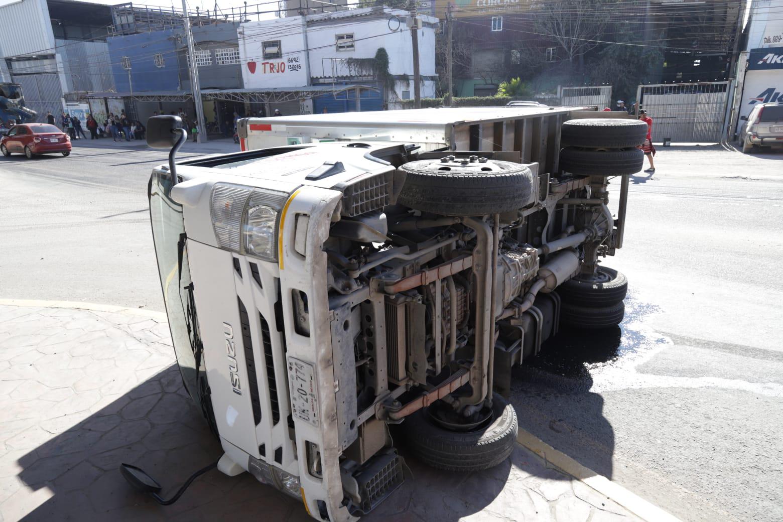 $!Vuelca camión repartidor de lácteos en el Libramiento Colosio, en Mazatlán
