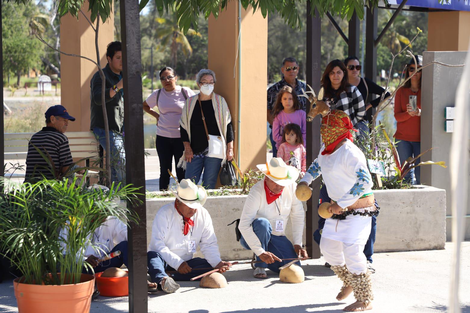 $!Turistas disfrutan de las danzas Yoremes en la Expo Feria Artesanos de Sinaloa