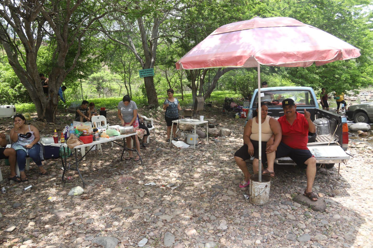 $!Huyen mazatlecos del calor y disfrutan del día en El Magistral y el Presidio