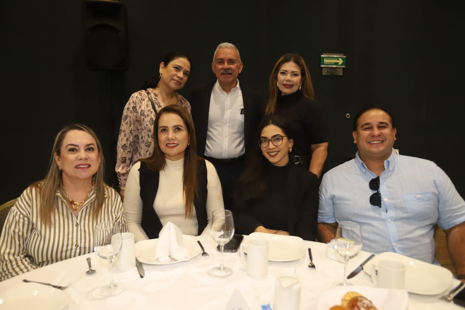 $!Guillermina García, Fernando Valdez, Elizabeth Peraza, Elva Aguirre, Adriana Marrujo, Stefany Ponzo y Manuel Serrano.