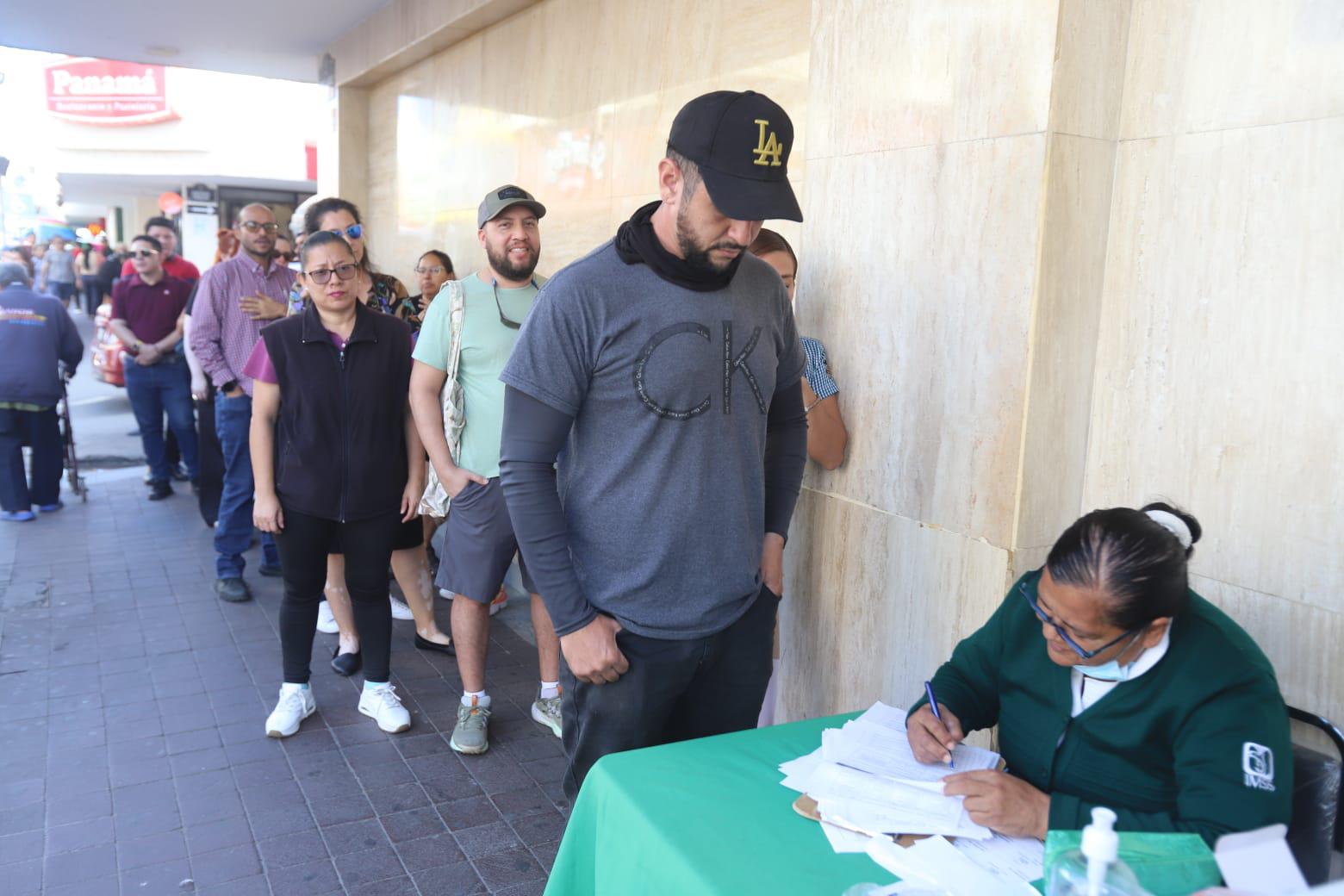 $!Se registran largas filas en Mazatlán buscando vacunarse contra el sarampión