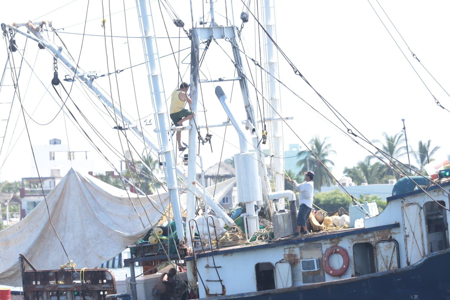 $!A horas del final de la veda, últimos barcos camaroneros salen vía lastre rumbo a altamar