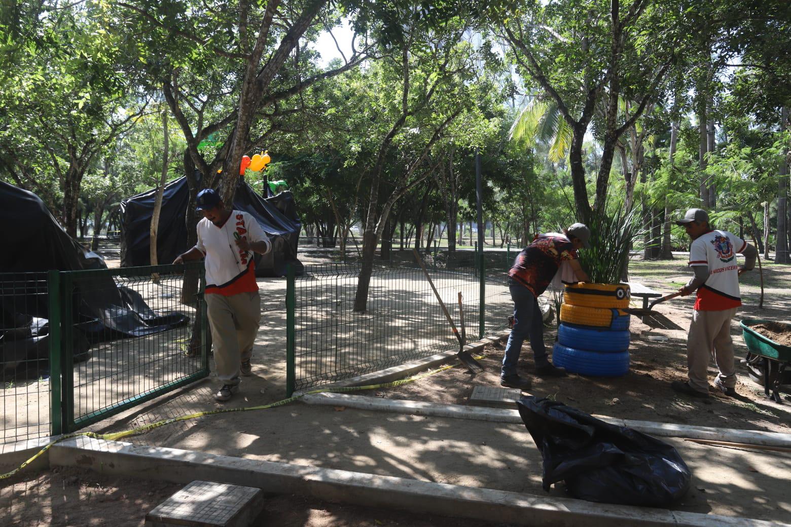$!Alistan últimos detalles en el Parque Central previo a la inauguración del segundo Sendero de Paz en Mazatlán