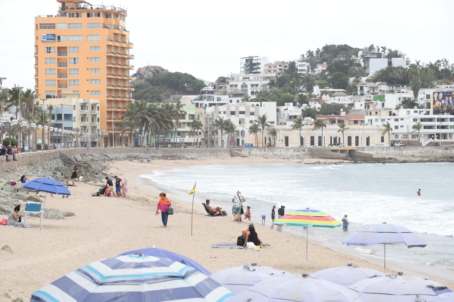 $!Bañistas aprovechan el día nublado para pasar un momento en las playas de Mazatlán