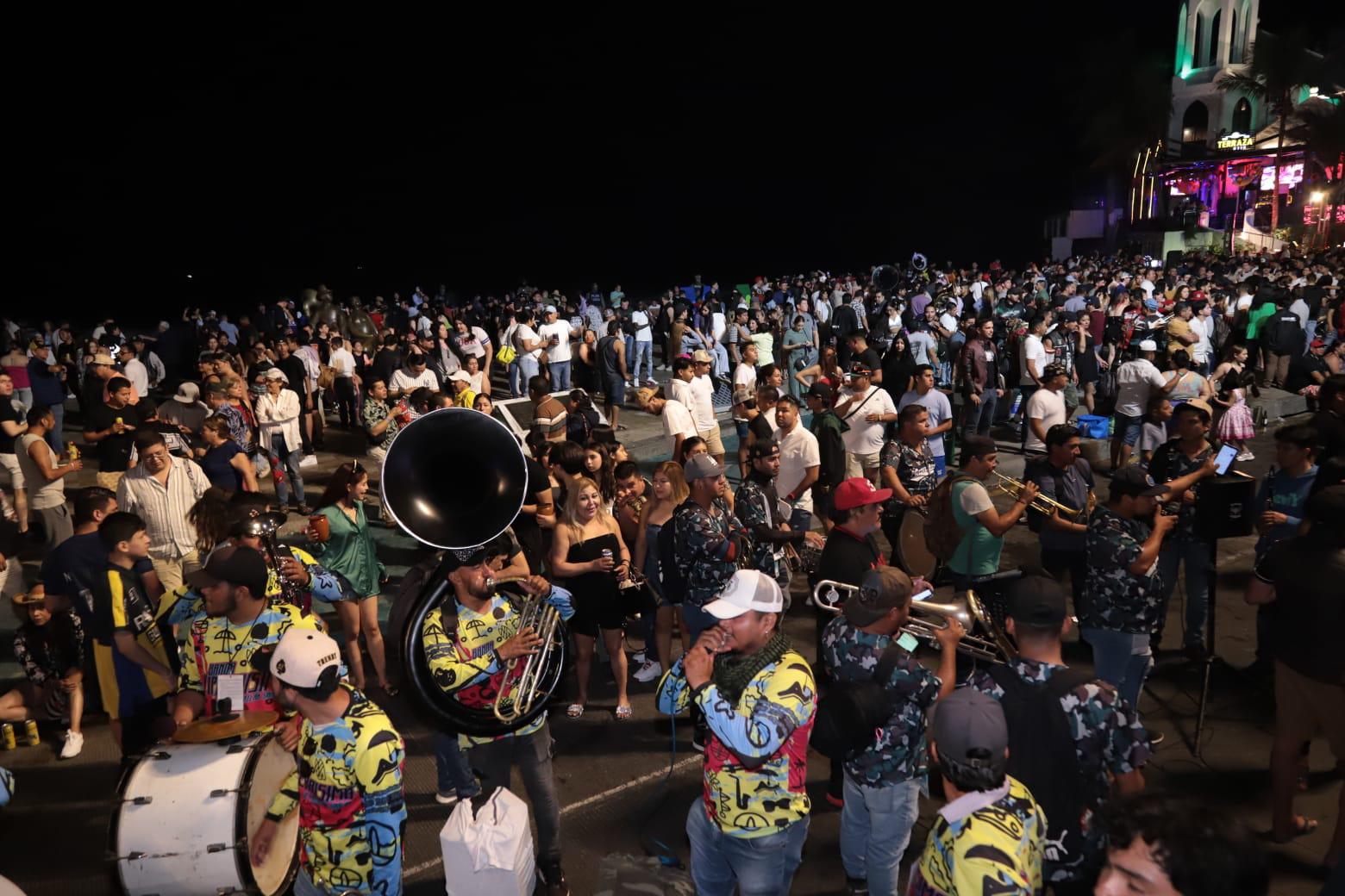 $!Disfrutan miles de fiesta motorizada en Mazatlán