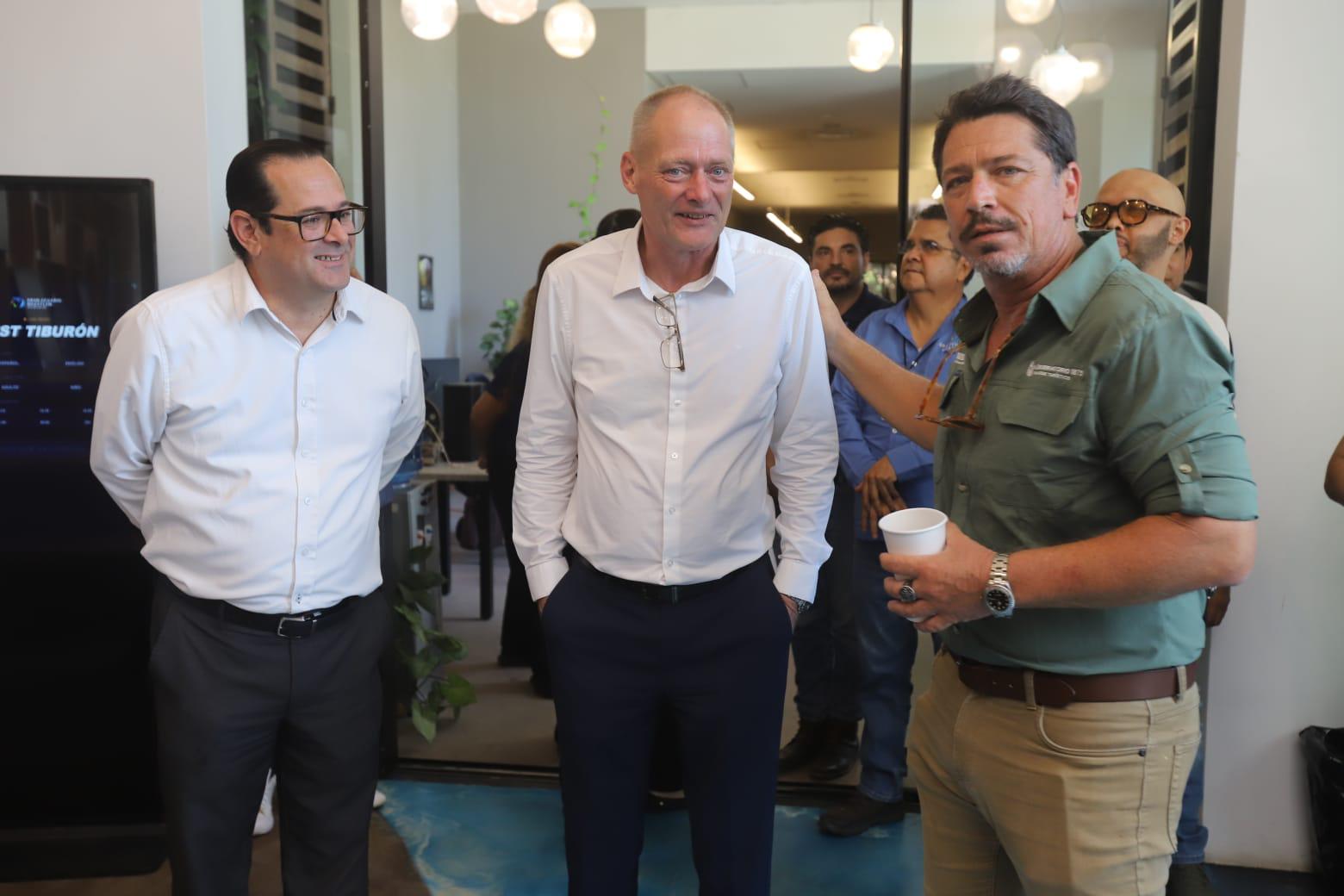 $!Rafael Lizárraga y Simon Norris junto a Óscar Guzon.