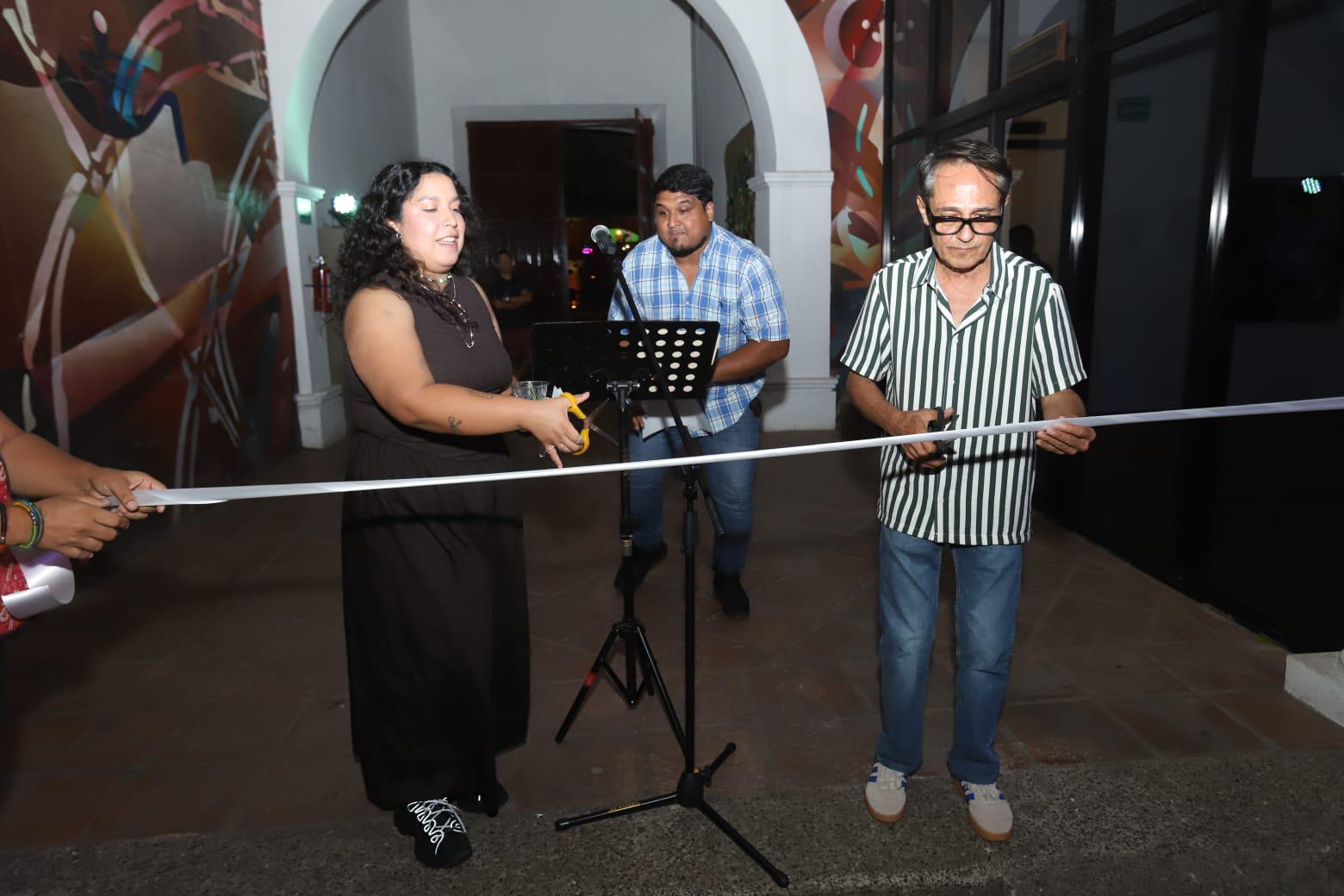 $!Los artistas realizaron el corte simbólico del listón, marcando el inicio de la velada artística.