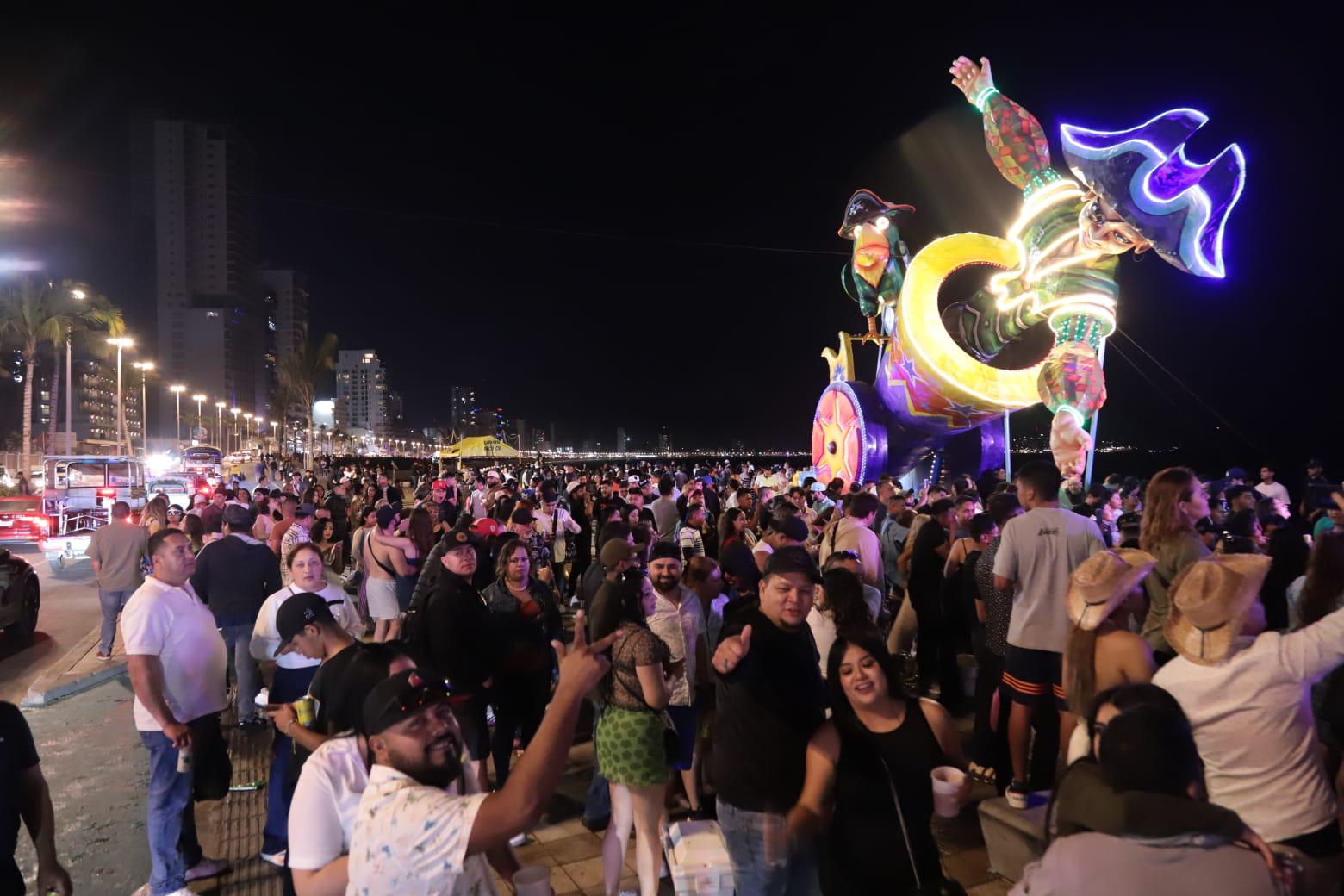 $!Tras el Combate Naval en Olas, cientos de personas continuaron la fiesta en las letras de Mazatlán