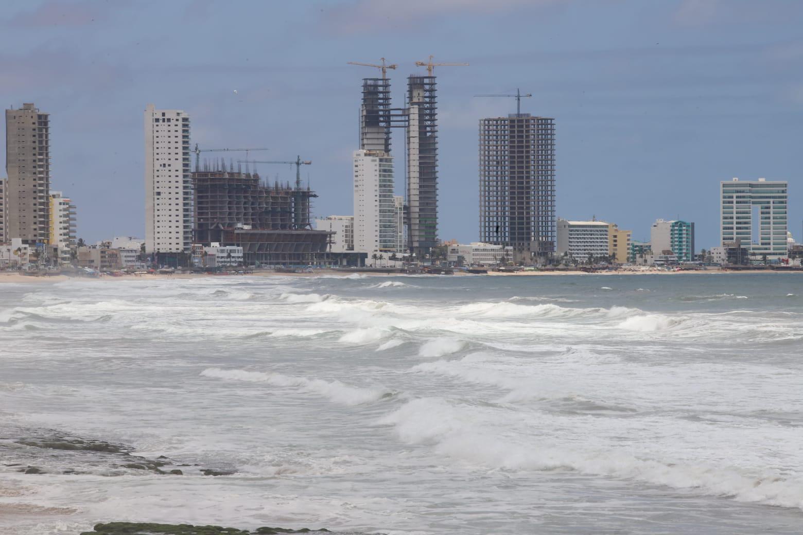 $!Registran playas de Mazatlán fuertes vientos y oleaje máximo de hasta 1.9 metros, pero sin lluvias