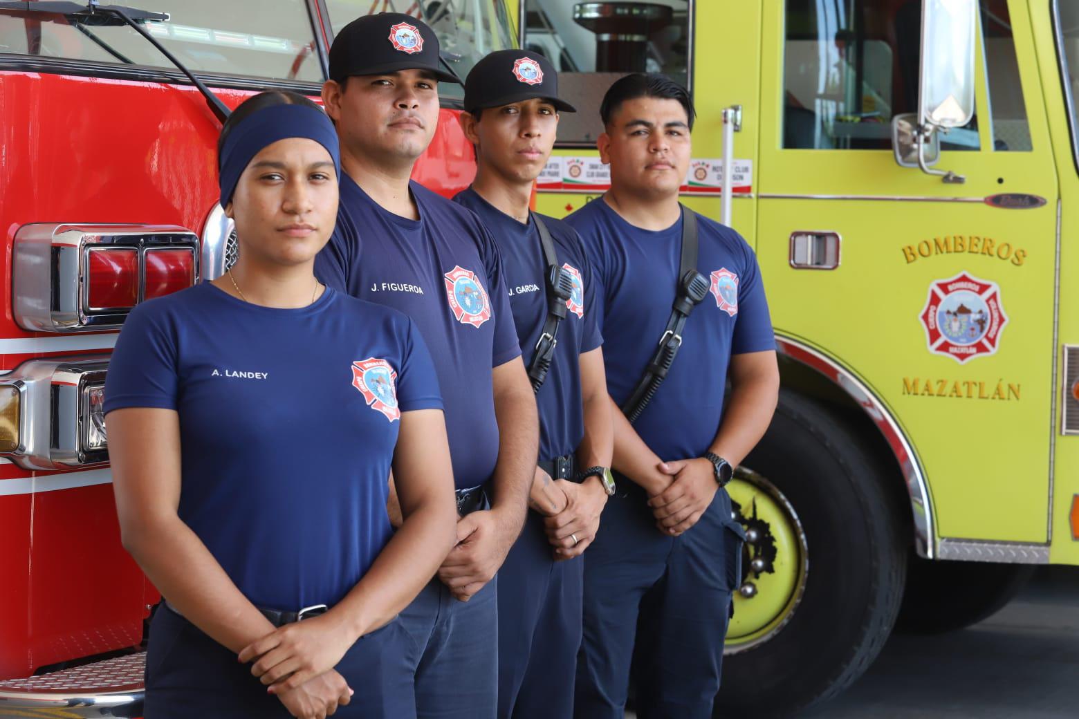 $!Arlette, Juan Antonio, Fernando y Brayan comparten historias de valor y entrega como bomberos de Mazatlán