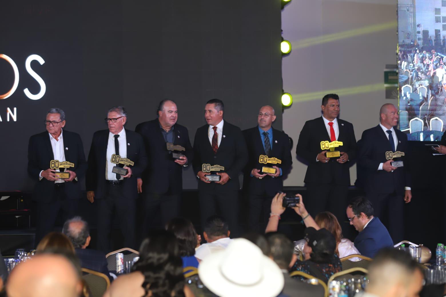 $!Reconocen trayectoria de familia de Venados de Mazatlán