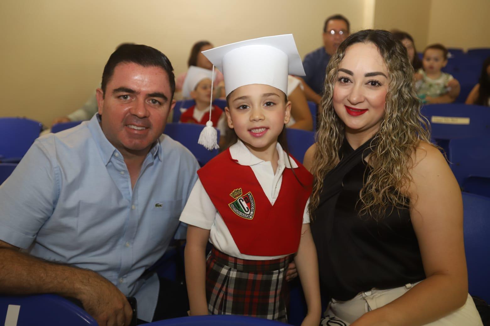 $!María Fernanda entre sus padres Fernando Tirado y Brissa Ochoa.