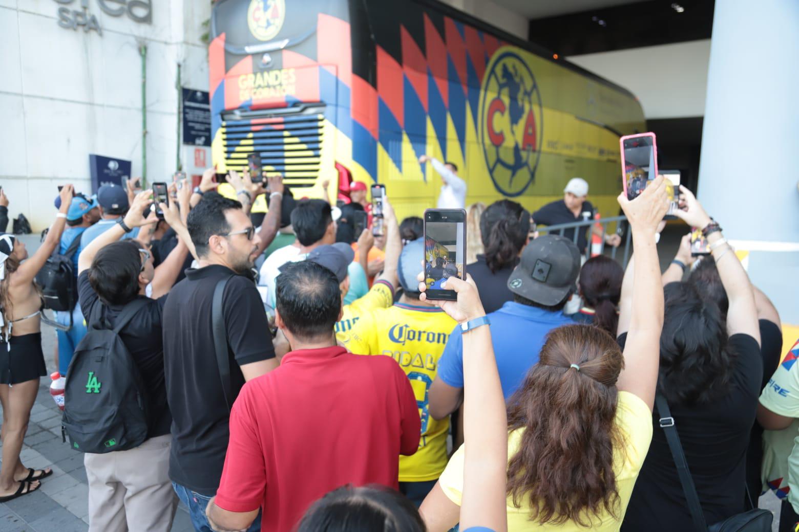 $!Decenas de aficionados reciben a Club América en su llegada a Mazatlán