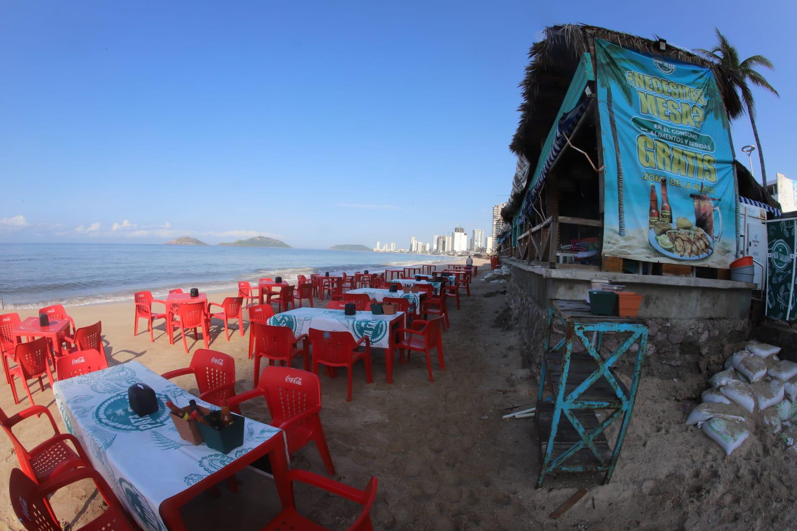 $!Apresuran reapertura de palapas a la orilla de la playa en Mazatlán