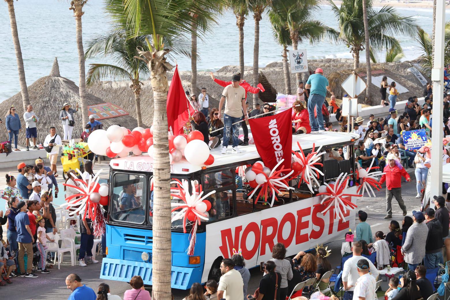 $!Se despide la realeza con emotividad en el segundo y último desfile del Carnaval de Mazatlán 2024