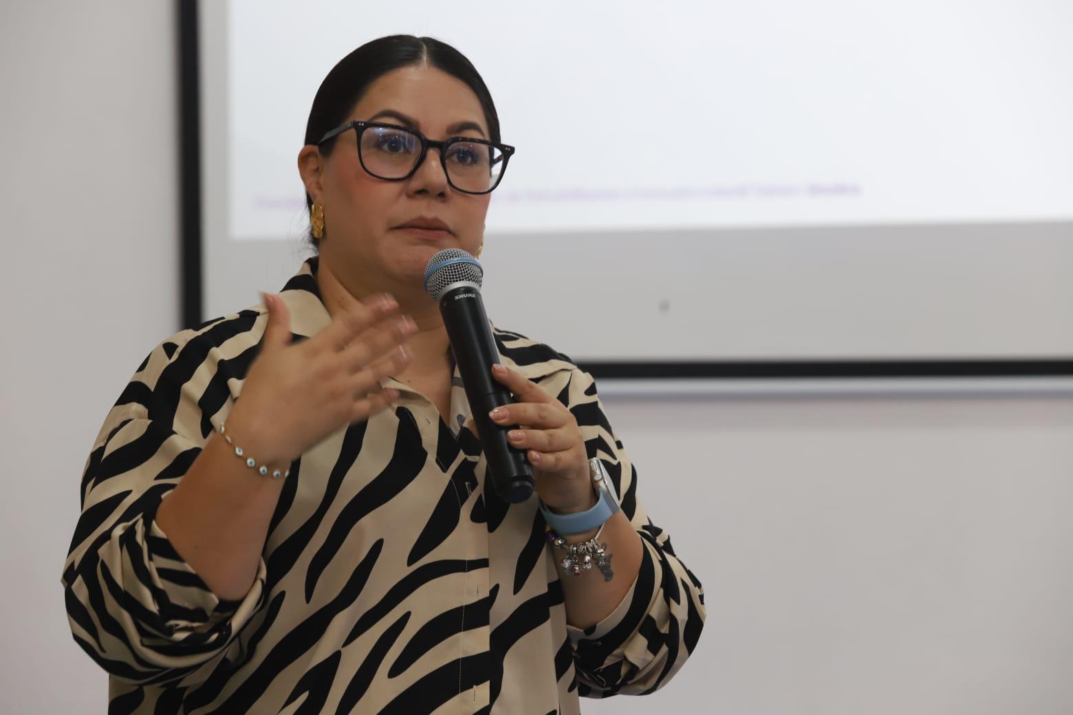 $!María Gutiérrez Pérez expresó las palabras de bienvenida en el evento.