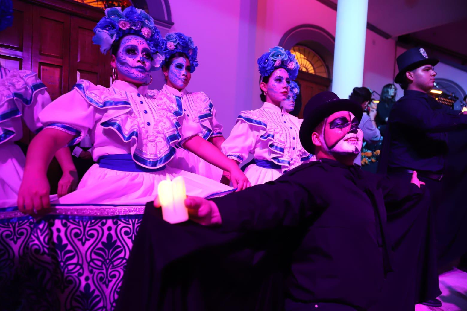 $!Mazatlán celebra la ‘Noche de Esperanza’ con arte y callejoneada de Día de Muertos