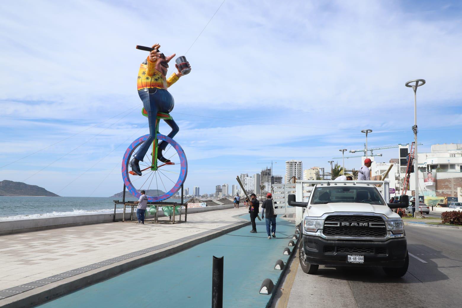 $!Llegan los monigotes del Carnaval al malecón de Mazatlán; serán colocadas 11