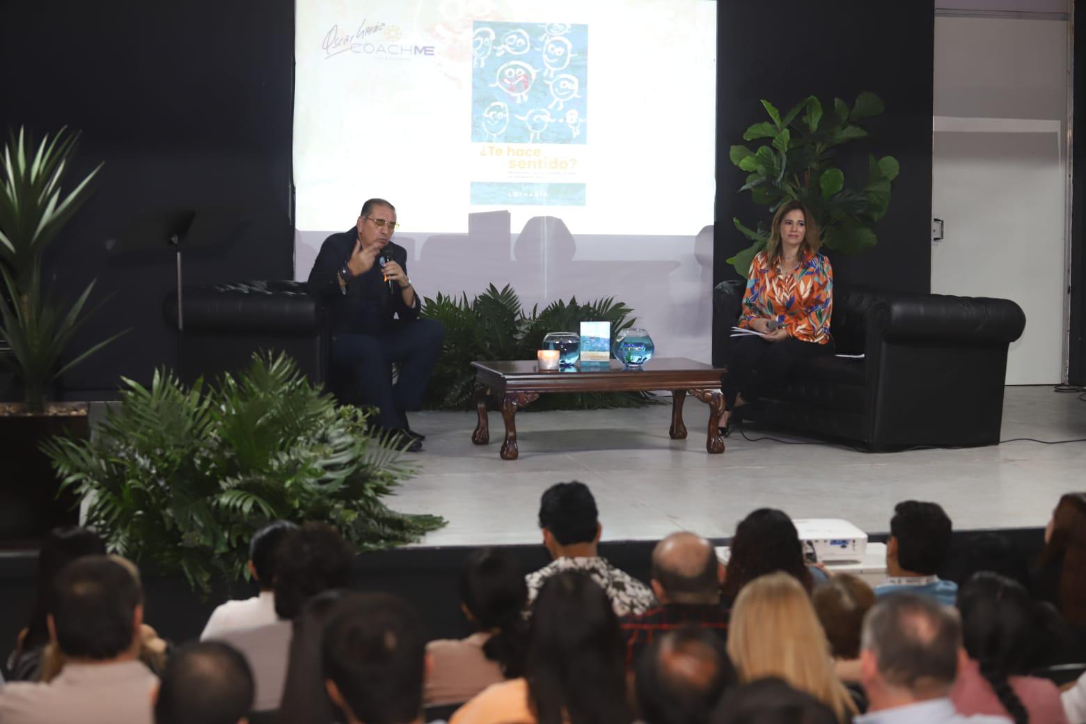 $!El coach Óscar García Osuna durante la presentación de su libro ¿Te hace sentido? en la UAdeO.