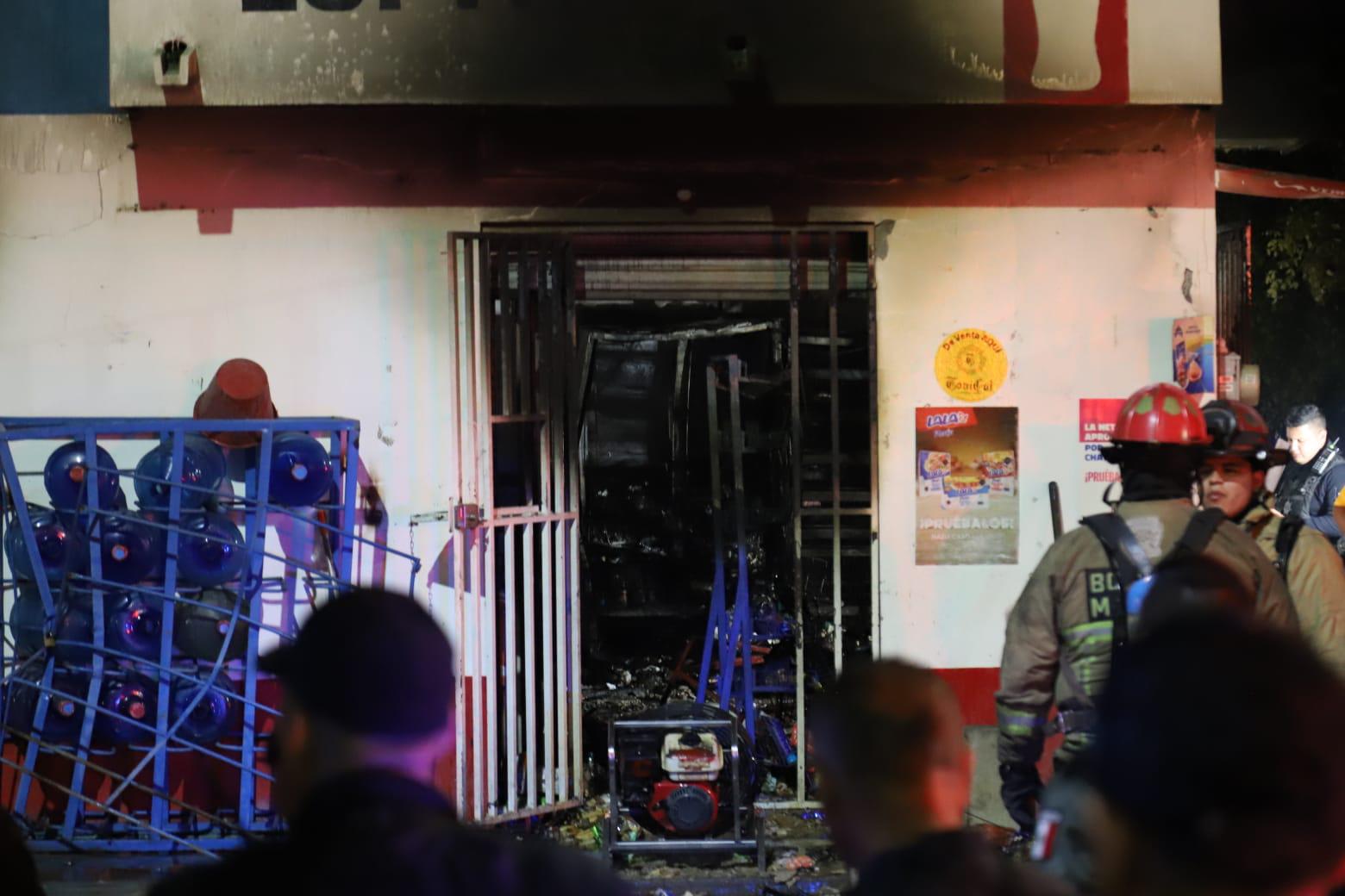 $!Explosión en tienda de abarrotes deja dos personas con quemaduras en Mazatlán