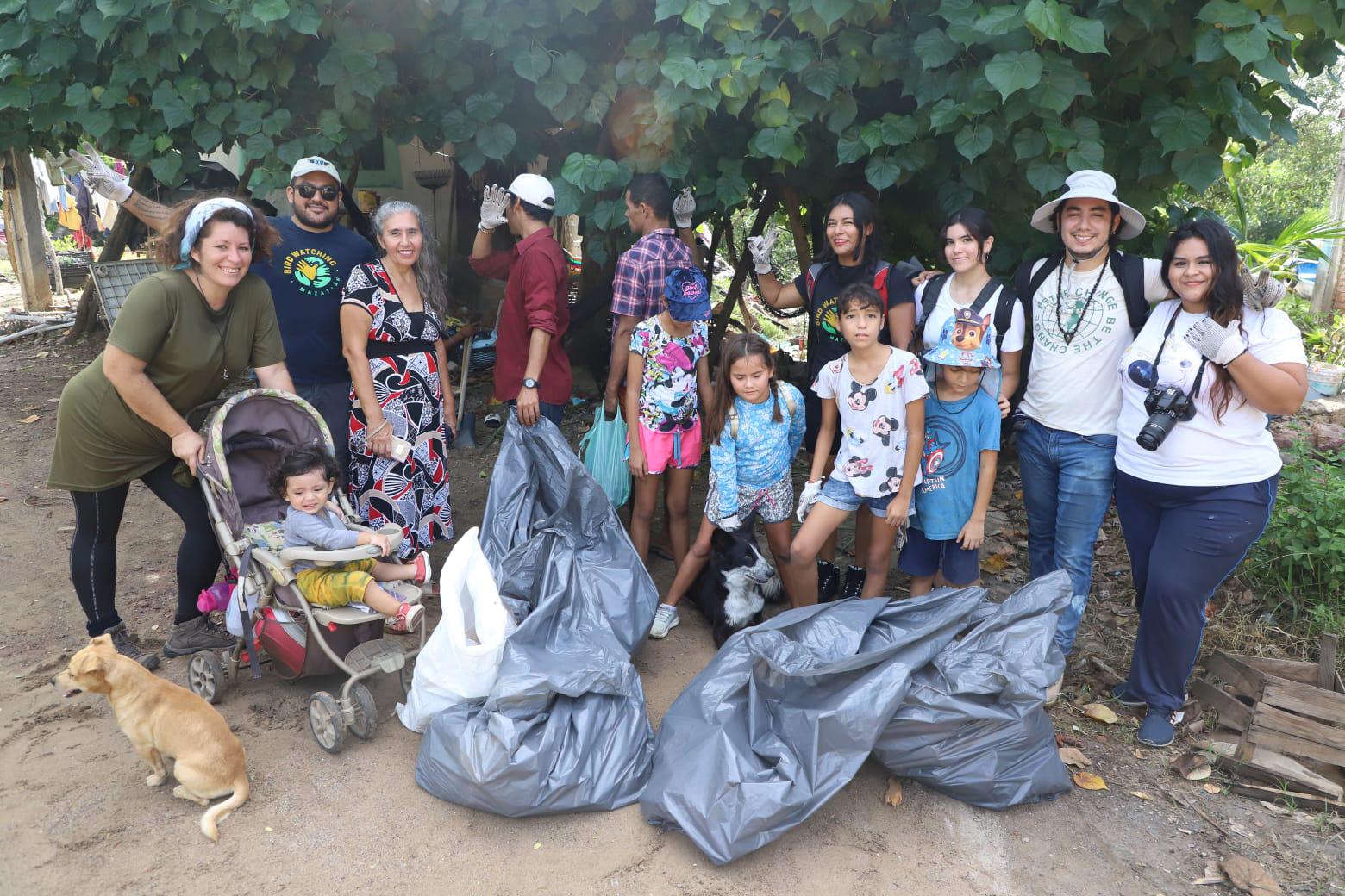 $!Realizan limpieza en la Isla de la Piedra en Mazatlán y hallan basura por todos lados