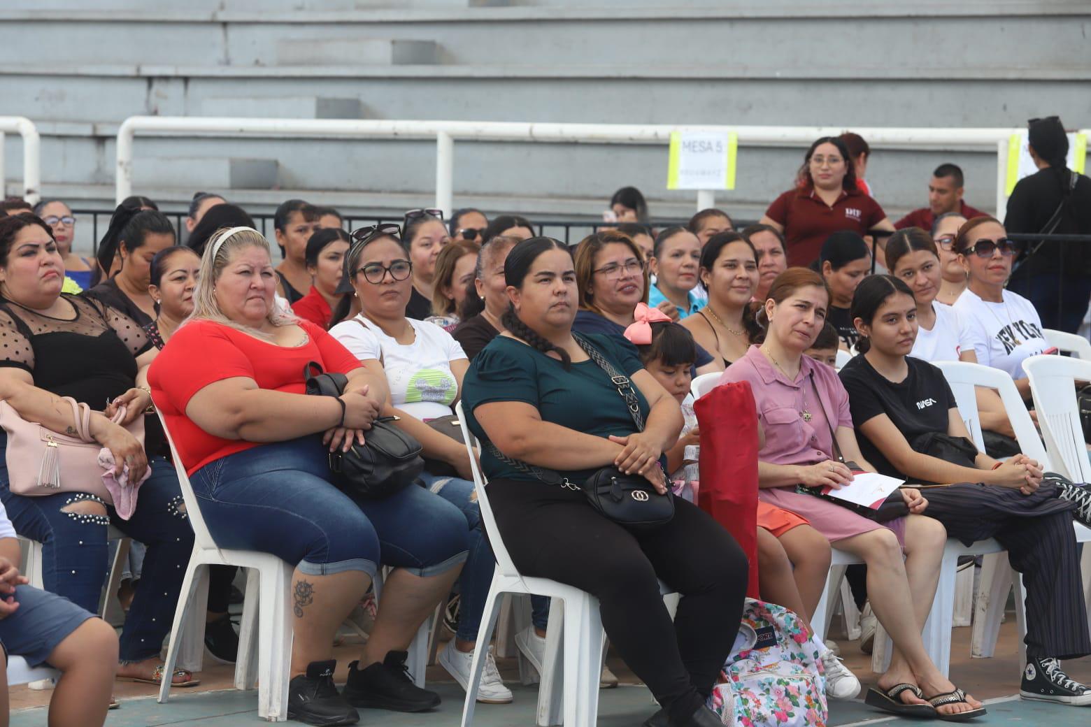 $!Benefician a 200 madres solteras de Mazatlán con apoyos económicos del DIF
